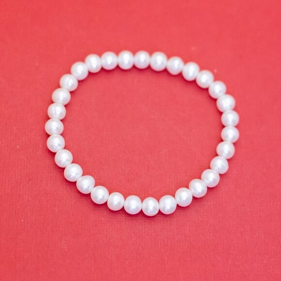 7 1/2 inch, Vintage Elegant White Pearl Bracelet - F50 - Picture 1 of 3